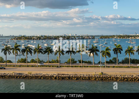 Miami, FL, Stati Uniti - Aprile 20, 2019: Vista della MacArthur Causeway e isole di Venezia presso la Baia di Biscayne a Miami, Florida, Stati Uniti d'Americ Foto Stock