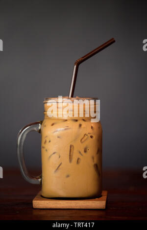 Caffè ghiacciato in tazza verticale di vetro shot in Studio Foto Stock