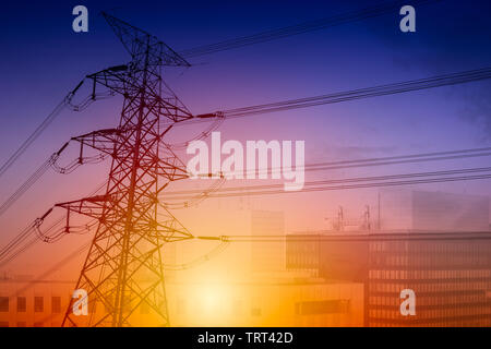 Le linee elettriche in alta tensione Cielo di tramonto. elettricità stazione di distribuzione eccessivamente sullo sfondo della città Foto Stock
