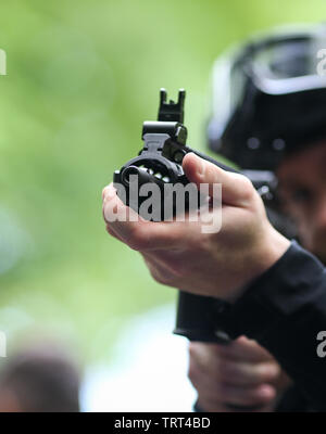 Le forze speciali soldato di puntamento di un fucile tattico Foto Stock