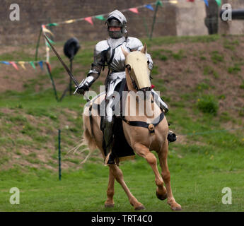 Un cavaliere dimostrando la sua equitazione abilità, durante un patrimonio Inglese giostre del torneo al castello di Dover, Agosto 2018 Foto Stock