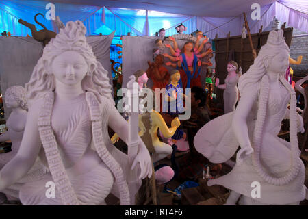 Rendendo idolo di argilla della dea Indù Durga nella vecchia Dacca in Bangladesh. Foto Stock