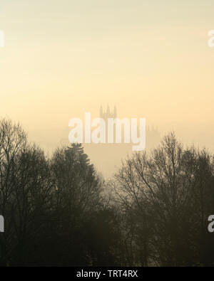 Una vista della Cattedrale di Canterbury stagliano in una nebbiosa mattina. Foto Stock