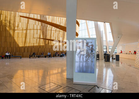 Oslo Opera House, vista dentro il foyer del Teatro dell'Opera di Oslo, Norvegia. Foto Stock