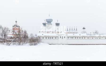 Inverno russo paesaggio con Tikhvin assunzione Monastero Foto Stock