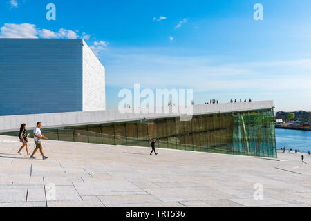 Opera House Oslo, vista in estate delle persone che camminano sul vasto accesso rampa che conduce al tetto del Teatro dell'Opera di Oslo. Foto Stock