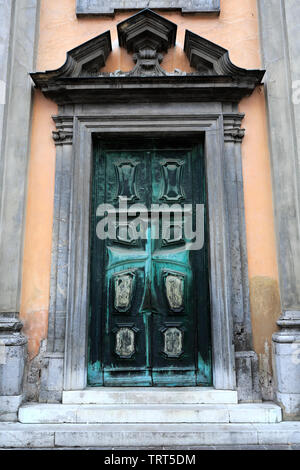 Porta del monastero dell'Ordine dei Cavalieri Teutonici XIII secolo, Rivoluzione francese Square, Città di Lubiana, Slovenia, Europa Foto Stock