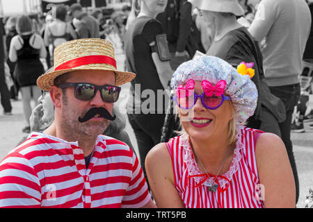 Giovane vestito in stile vittoriano costumi da bagno per la corsa per la vita a Bournemouth Dorset UK in giugno Foto Stock