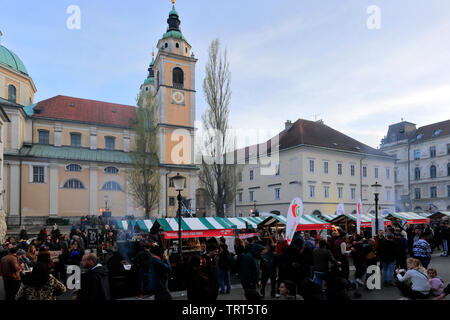 La birra e il festival di salsiccia, Piazza del Mercato Centrale, città di Lubiana, Slovenia, Europa Foto Stock