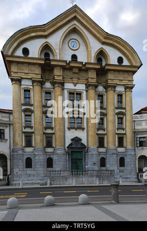 La facciata della Orsolina chiesa della Santa Trinità, Congresso square, città di Lubiana, Slovenia, Europa Foto Stock
