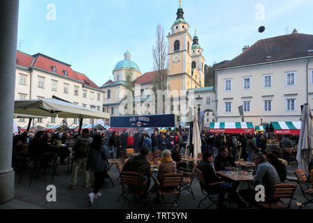 La birra e il festival di salsiccia, Piazza del Mercato Centrale, città di Lubiana, Slovenia, Europa Foto Stock