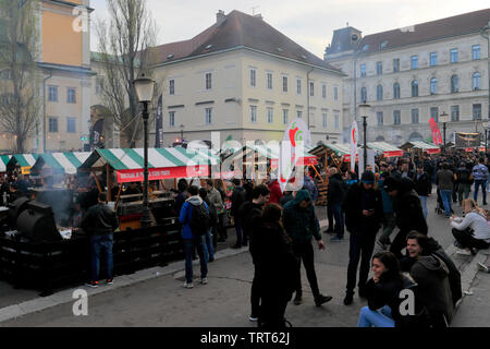 La birra e il festival di salsiccia, Piazza del Mercato Centrale, città di Lubiana, Slovenia, Europa Foto Stock