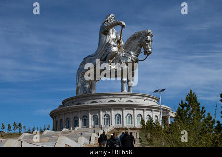 La più grande statua equestre del mondo vicino a Ulaanbaatar in Mongolia. Conosciuto localmente come la grande statua di Chinggis di Gengis Khan Foto Stock