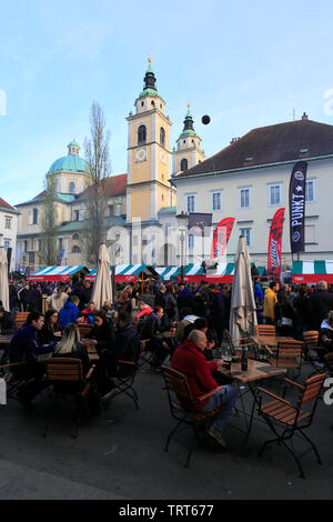 La birra e il festival di salsiccia, Piazza del Mercato Centrale, città di Lubiana, Slovenia, Europa Foto Stock