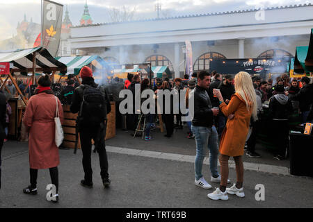 La birra e il festival di salsiccia, Piazza del Mercato Centrale, città di Lubiana, Slovenia, Europa Foto Stock