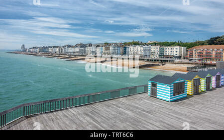 Cercando di St leonards on sea da Hastings pier nel Sussex Foto Stock