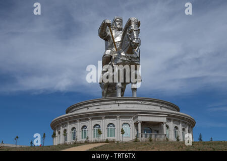 La più grande statua equestre del mondo vicino a Ulaanbaatar in Mongolia. Conosciuto localmente come la grande statua di Chinggis di Gengis Khan Foto Stock