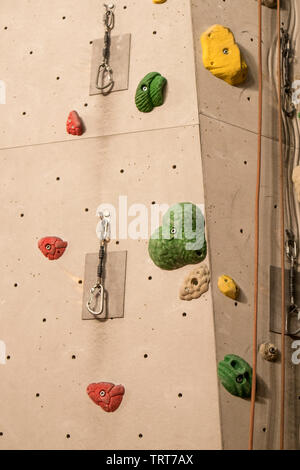 Molte Maniglie colorate in una sala di arrampicata Foto Stock