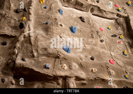 Molte Maniglie colorate in una sala di arrampicata Foto Stock