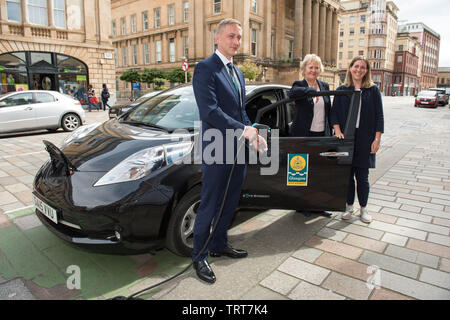 Glasgow, Regno Unito. Il 12 giugno 2019. Nella foto: (sinistra-destra) Barry Carruthers - Testa di innovazione, sostenibilità e qualità a Scottish Power; Roseanna Cunningham - Cambiamento Climatico segretario; Anna Richardson - Città Organizzatore per la sostenibilità ambientale e la riduzione delle emissioni di anidride carbonica. Il cambiamento climatico Segretario Roseanna Cunningham visite Glasgow per accogliere la città ha l'ambizione di diventare il primo del Regno Unito, il net-zero città. Credito: Colin Fisher/Alamy Live News Foto Stock