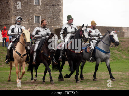 Quattro cavalieri in armatura completa dimostrando la loro equitazione abilità, durante un patrimonio Inglese giostre del torneo al castello di Dover, Agosto 201 Foto Stock