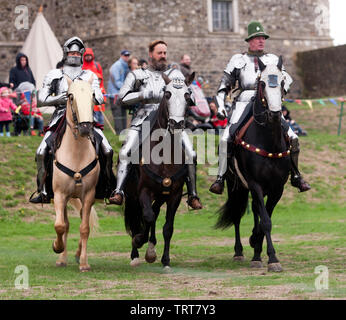 Tre cavalieri in armatura completa dimostrando la loro equitazione abilità, durante un patrimonio Inglese giostre del torneo al castello di Dover, Agosto 201 Foto Stock