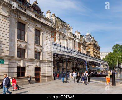 Londra cityscape: facciata esterna e tettoia di ingresso della stazione Victoria di Londra, City of Westminster, Londra, Regno Unito, un grande trasporto terminus Foto Stock