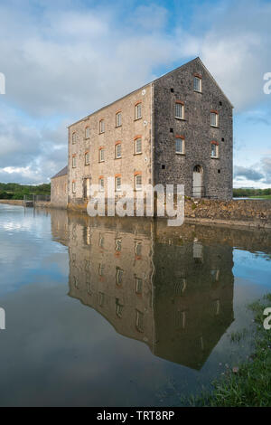 Carew Tidal Mill e gora, il solo restaurato mulino di marea in Galles, costruita agli inizi del XIX secolo, Pembrokeshire, Wales, Regno Unito Foto Stock