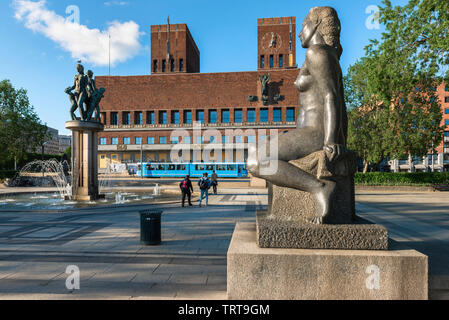 Municipio di Oslo, vista in estate del Municipio di Oslo (Radhus) e della Piazza della Città (Radhusplassen) sculture e fontana di Emil Lie e per Hurum, Norvegia Foto Stock