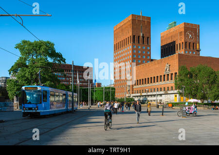 Oslo, vista sulla piazza della città di Oslo (Radhusplassen) verso l'edificio del municipio (Radhus) nell'area di Aker Brygge di Oslo, Norvegia. Foto Stock