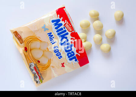 Pacchetto di Nestlé Milky bar mini uova aperto con contenuto versato versato isolati su sfondo bianco - Nestle Milky bar mini uova, pronto per la Pasqua Foto Stock