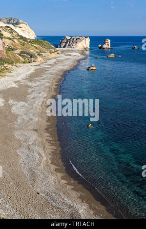 Vista di Petra tou Romiou (Rock del Greco), noto anche come Roccia di Afrodite, una pila di mare in Paphos, Cipro Foto Stock