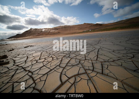 Terreni secchi nel deserto. Rotto la crosta del suolo Foto Stock