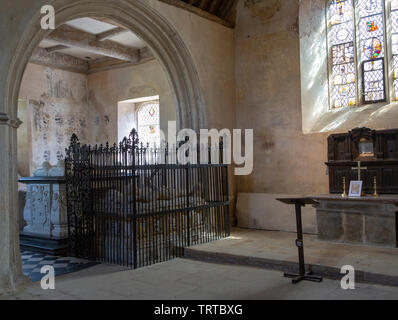 Farleigh Hungerford castello, Somerset, Inghilterra, Regno Unito interno della cappella con altare e tombe di famiglia Foto Stock