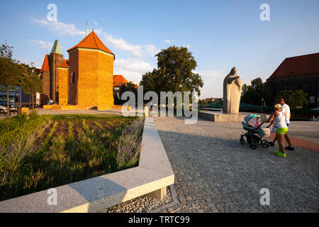 La chiesa di St Martin in Ostrow Tumski e Papa Giovanni XXIII statua in granito. Wroclaw Ostrow Tumski.sly Foto Stock