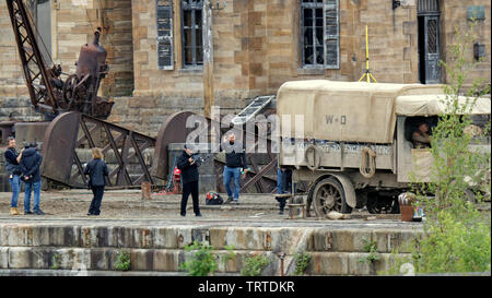 Glasgow, Scotland, Regno Unito 12 Giugno, 2019. Fumare sull'acqua come Steven Spielberg prima guerra mondiale film "1917" continua le riprese della Govan graving docks sulle rive del fiume Clyde nella città oggi come Sam Mendes dirige fanous attori vestiti come britishww1 soldati con periodo camion. Credito: Gerard Ferry/ Alamy Live News Foto Stock