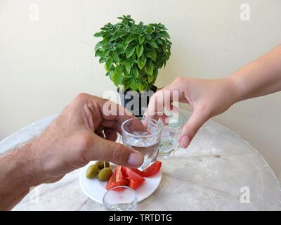 Raki servita con uno snack o meze come viene chiamato in Grecia. Foto Stock