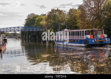 Il nuovo Southern Belle si fa strada lungo il fiume Tamigi a Teddington Lock,l'Inghilterra,UK Foto Stock