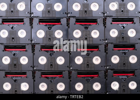 Vintage cassetta mini DV nastri utilizzati per le riprese di nuovo in un giorno. Pattern fatta di piccoli magnetico, plastica nastri video Foto Stock