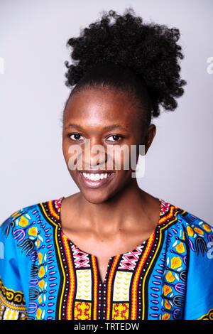 Close up ritratto di giovane ragazza africana in vestito blu con motivo colorato Foto Stock