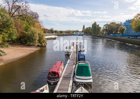 Barche ormeggiate a Teddington Lock,l'Inghilterra,UK Foto Stock