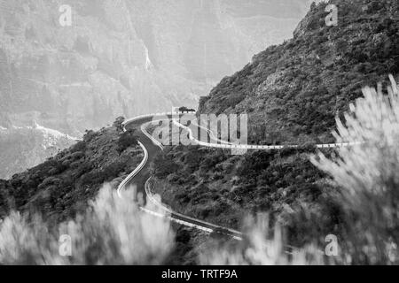 Bianco e nero della fotografia di girare, hillside, serpentina. Tenerife spagna isole canarie. Paesaggio. Slow travel. Foto Stock