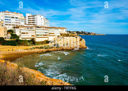 Vista del Platja dels Llenguadets cove e la costa nord di Salou, circondato da Cami de Ronda, una passeggiata al confine con l'oceano, in questo fam Foto Stock