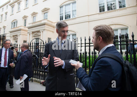 Londra, Regno Unito. 12 Giugno, 2019. Giacobbe Rees- Mogg MP e presidente della European Research Group (ERG) un pro lascia gruppo parla di media al di fuori di un evento organizzato da Boris Johnson a lanciare il suo tentativo di essere leader del conservatore e il Partito unionista e il Primo Ministro. Credito: Claire Doherty/Alamy Live News Foto Stock