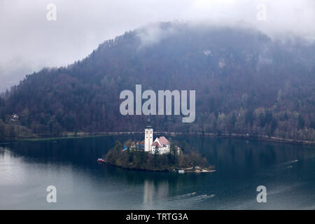 Ariel vista di un pellegrinaggio alla chiesa dell Assunzione di Maria, il lago di Bled Island, sulle Alpi Giulie, Slovenia, l'Europa. Foto Stock