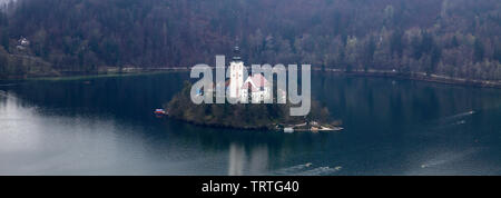 Ariel vista di un pellegrinaggio alla chiesa dell Assunzione di Maria, il lago di Bled Island, sulle Alpi Giulie, Slovenia, l'Europa. Foto Stock