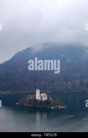 Ariel vista di un pellegrinaggio alla chiesa dell Assunzione di Maria, il lago di Bled Island, sulle Alpi Giulie, Slovenia, l'Europa. Foto Stock