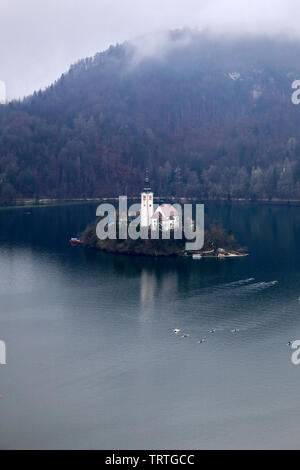 Ariel vista di un pellegrinaggio alla chiesa dell Assunzione di Maria, il lago di Bled Island, sulle Alpi Giulie, Slovenia, l'Europa. Foto Stock