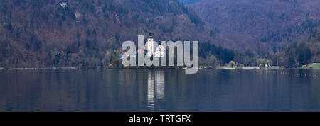 Ariel vista di un pellegrinaggio alla chiesa dell Assunzione di Maria, il lago di Bled Island, sulle Alpi Giulie, Slovenia, l'Europa. Foto Stock