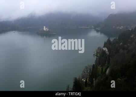 Ariel vista di un pellegrinaggio alla chiesa dell Assunzione di Maria, il lago di Bled Island, sulle Alpi Giulie, Slovenia, l'Europa. Foto Stock